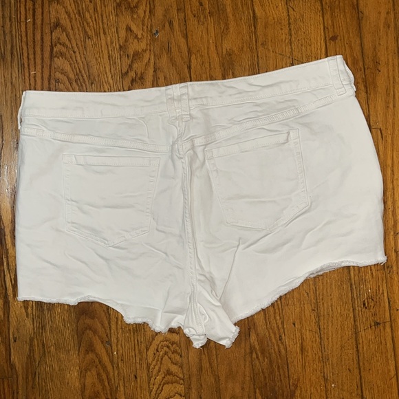 Torrid Feel The Fit White Denim Jean Shorts with Frayed Hem Size 22 - Picture 5 of 5